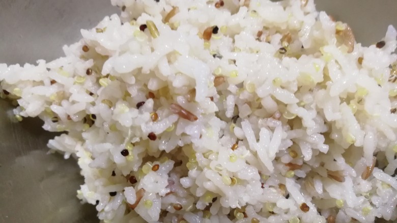 杂粮饭团,取适量部分米饭装入一个盆内。我取了两份儿量,两个人的早餐用,米饭建议量是拳头大小。