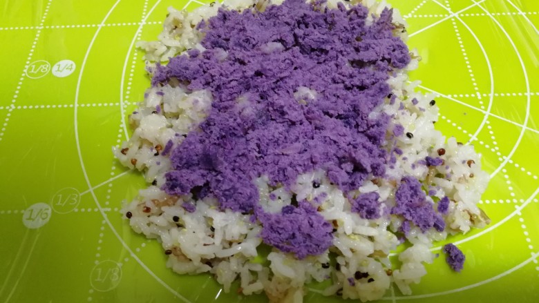 杂粮饭团,在一份凉米饭平铺在保鲜膜上稍稍压时。带手套就不会粘手啦,然后放上事先准备好的<a style='color:red;display:inline-block;' href='/shicai/ 2643'>紫薯</a>泥,(这是昨天剩下的一个、你也可以放其他的材料。