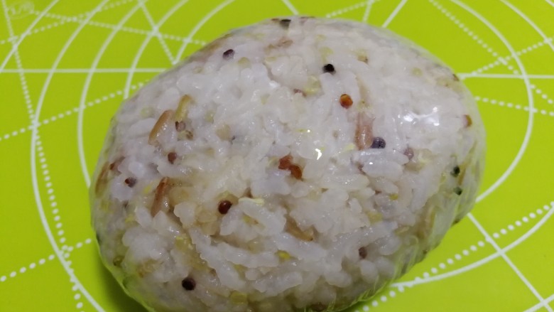 杂粮饭团,拉起保鲜膜向中间收拢,包成紧实的饭团。
