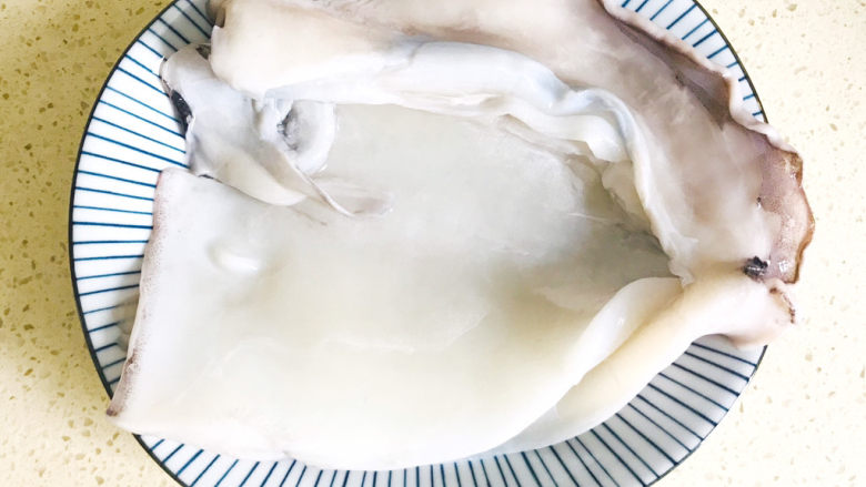 清蒸鲜鱿,留下鱿鱼身子,控干水分