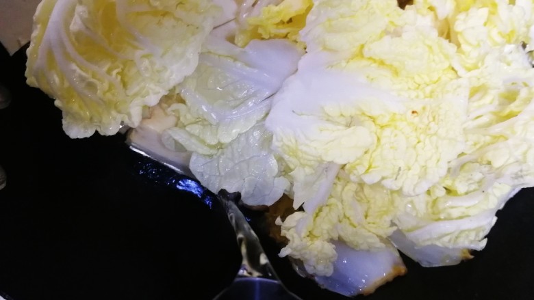 白菜炖豆腐,倒入适量开水。(白菜炖的时候还会出些水份)