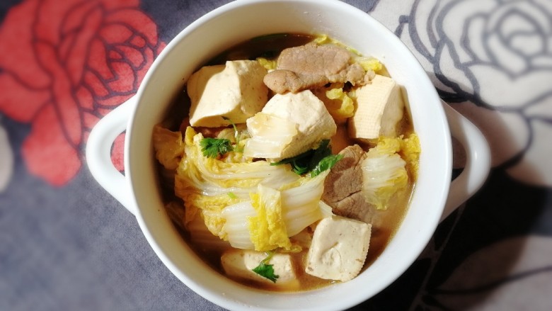 白菜炖豆腐,豆腐软嫩,肉片香而不腻,白菜软烂,汤汁鲜美,泡饭就用他。