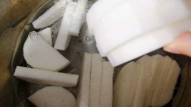 卤【白萝卜+毛豆+鹌鹑蛋+鸡蛋】,水开放入白萝卜水开煮2分钟,捞出。