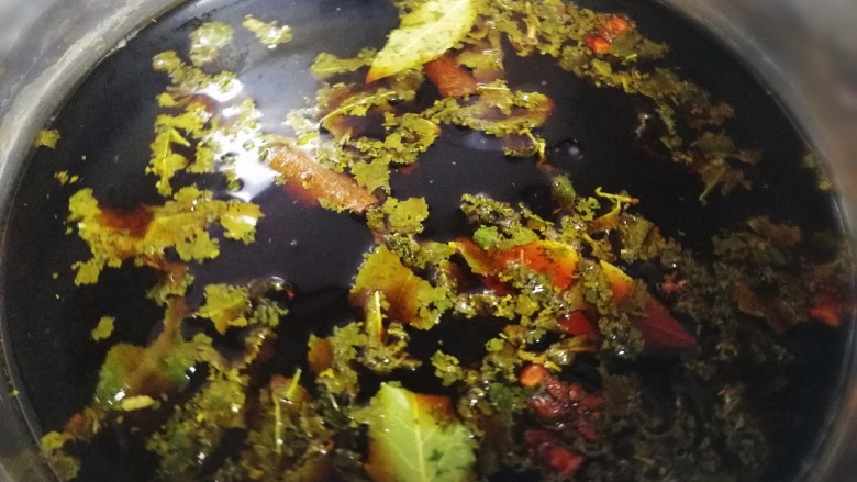 卤【白萝卜+毛豆+鹌鹑蛋+鸡蛋】,把卤料放入1000g清水里,大火煮开,文火煮5分钟煮出香味。