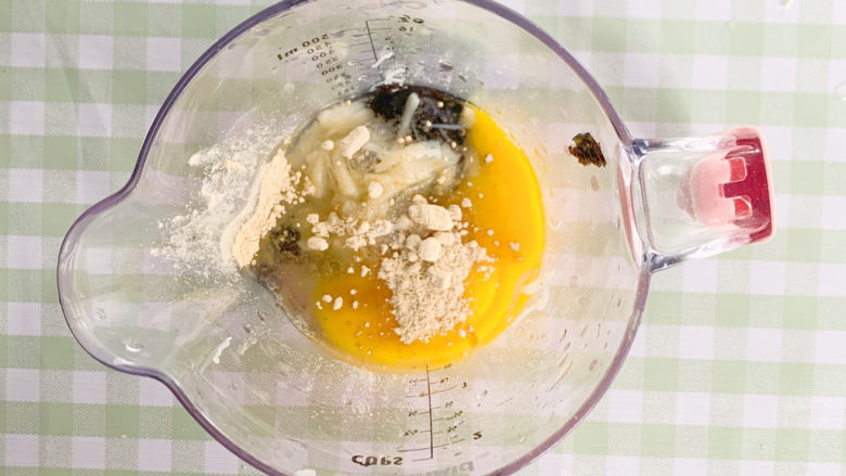 宝宝辅食：头水紫菜干贝饼（七孔锅版）,打入一个<a style='color:red;display:inline-block;' href='/shicai/ 9'>鸡蛋</a>，加点<a style='color:red;display:inline-block;' href='/shicai/ 10091'>香菇粉</a>和盐