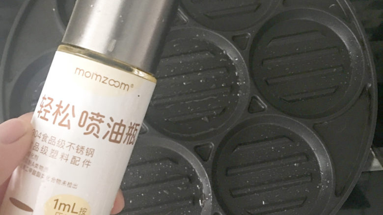 宝宝辅食：头水紫菜干贝饼（七孔锅版）,七孔锅热，喷点宝宝油