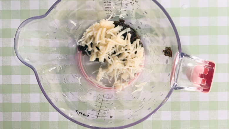 宝宝辅食：头水紫菜干贝饼（七孔锅版）,把头水紫菜捞出放入容器中，干贝撕碎也放入容器中