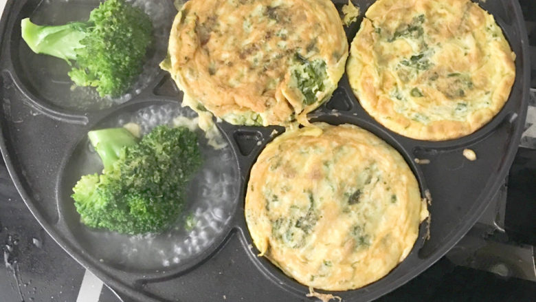 宝宝辅食：头水紫菜干贝饼（七孔锅版）,两面煎熟就好了