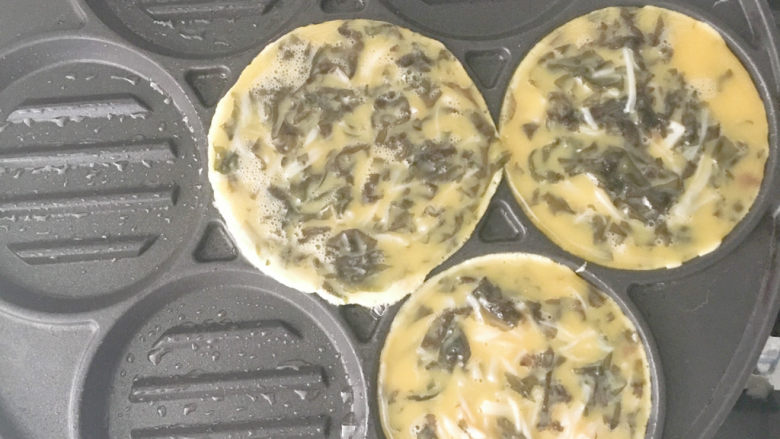 宝宝辅食：头水紫菜干贝饼（七孔锅版）,倒入紫菜蛋糊