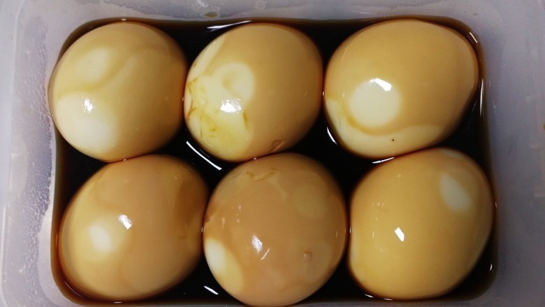卤【白萝卜+毛豆+鹌鹑蛋+鸡蛋】,卤汁太香了,又煮了6个<a style='color:red;display:inline-block;' href='/shicai/ 9'>鸡蛋</a>(水开煮5分钟),剥皮泡在卤汁里8小时。