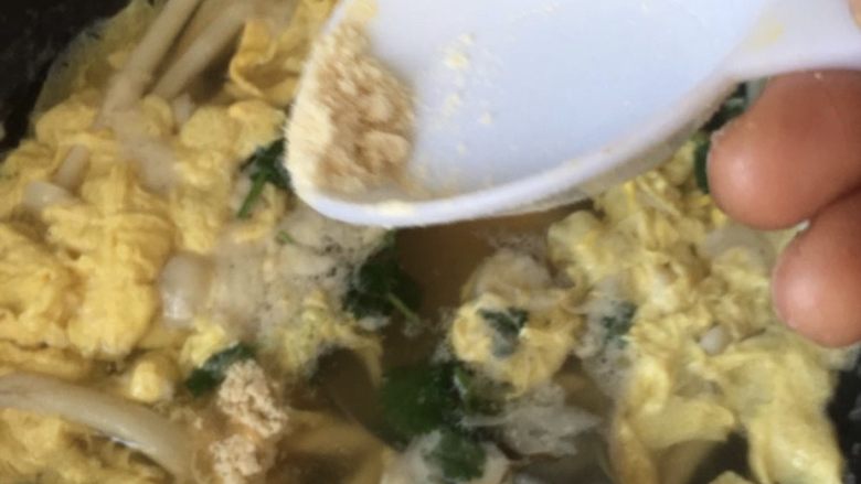 白玉菇鸡蛋汤,放鸡粉