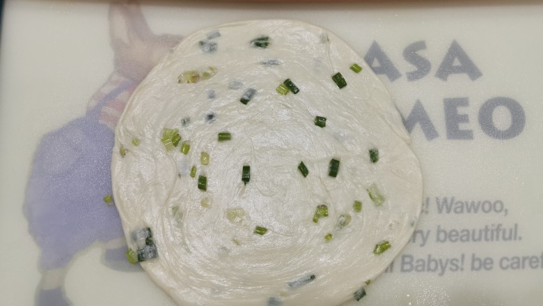 香喷喷葱花烙饼,用手掌将面团压扁,用擀面杖将面团擀成圆饼形状