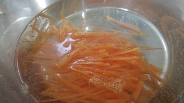 杂粮饭团,开水中稍焯一下,冷水过一下控水备用。