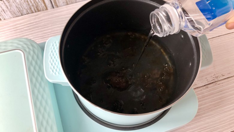 颜值爆表的甜甜圈&美容养颜的桃胶雪燕牛奶,把泡好的桃胶放入锅中,倒入清水,清水不要太多,没过桃胶高出一点点即可,因为最后还要加入牛奶。