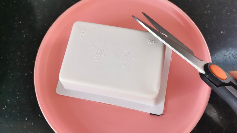 白玉菇鸡蛋汤,<a style='color:red;display:inline-block;' href='/shicai/ 465'>豆腐</a>撕开塑料封口,倒扣在盘中,四角剪个小孔