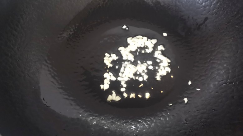 白玉菇鸡蛋汤,锅中倒入少许油,油热放入蒜末爆香