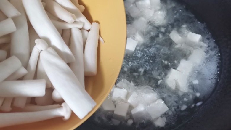 白玉菇鸡蛋汤,倒入白玉菇,再次烧开