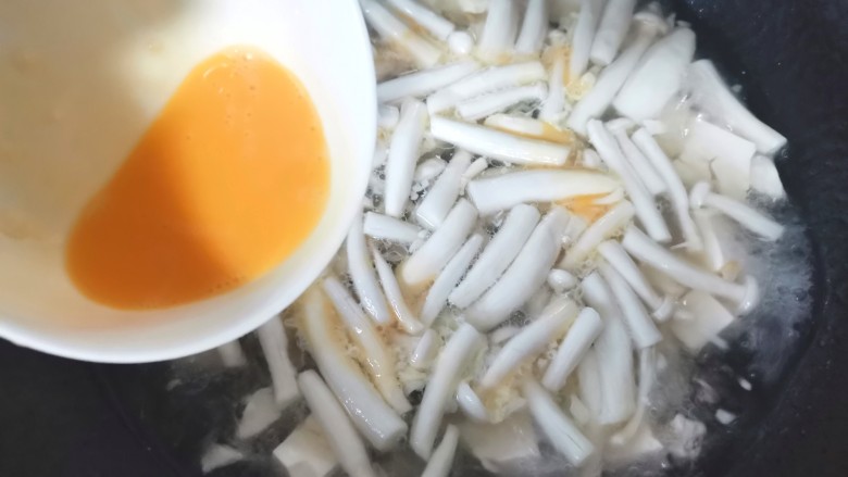 白玉菇鸡蛋汤,淋上蛋液,搅拌均匀
