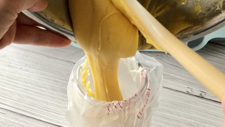颜值爆表的甜甜圈&美容养颜的桃胶雪燕牛奶,在一个高一点的杯子里套上裱花袋,把面糊倒进去,开口封好。