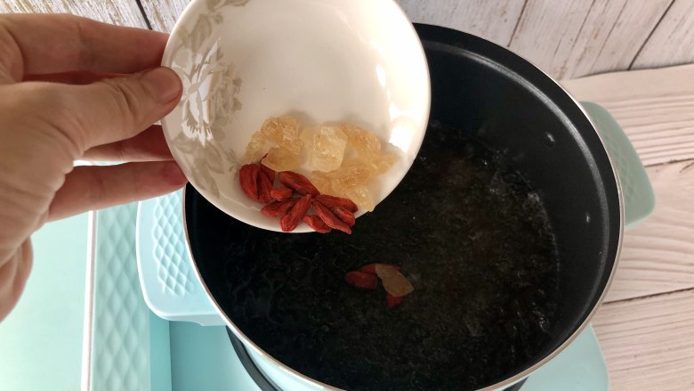 颜值爆表的甜甜圈&美容养颜的桃胶雪燕牛奶,15分钟后,加入枸杞和冰糖,继续煮5分钟冰糖融化即可,枸杞不需要煮太久。