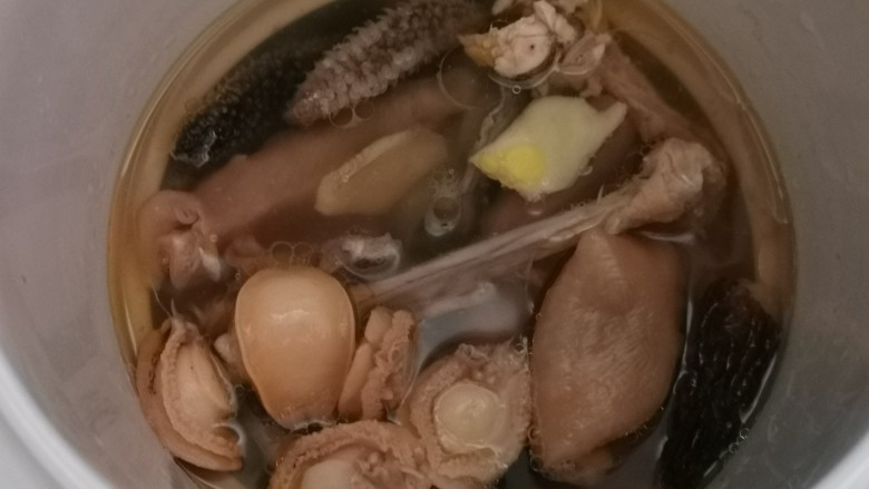 佛跳墙,所以食材用料放入炖盅,加高汤、花雕<a style='color:red;display:inline-block;' href='/shicai/ 13417'>酒</a>和纯净水。