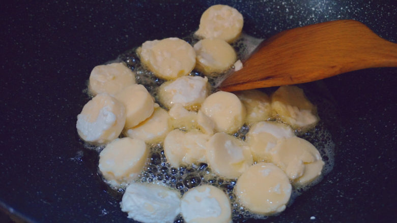 脆皮日本豆腐,将裹好淀粉的豆腐放入锅内油炸(裹着淀粉是防止豆腐烂块)