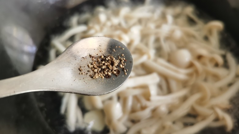 白玉菇鸡蛋汤,加入胡椒粉,胡椒粉最好用<a style='color:red;display:inline-block;' href='/shicai/ 134296'>白胡椒粉</a>。