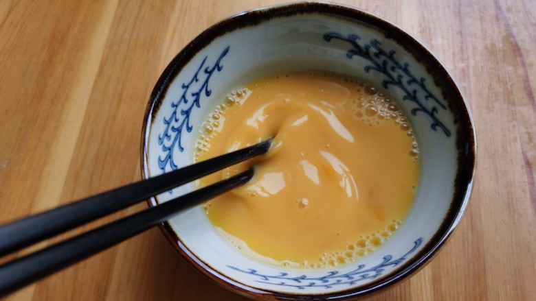 白玉菇鸡蛋汤,<a style='color:red;display:inline-block;' href='/shicai/ 9'>鸡蛋</a>打入碗里,用筷子搅散。
