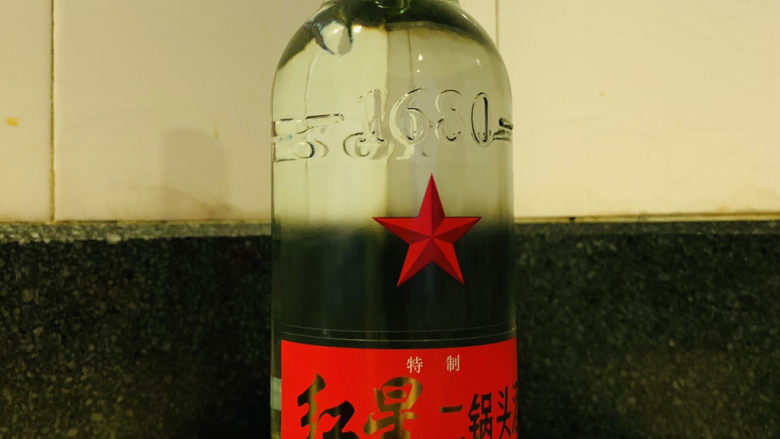 杨梅酒,二锅头一瓶,白酒要56度以上,才能保持杨梅不发霉