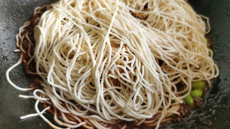 排骨焖面,在排骨上面放入面条。为防止糊锅,面条尽量不要碰到锅边,盖上锅盖小火焖3—5分钟。
