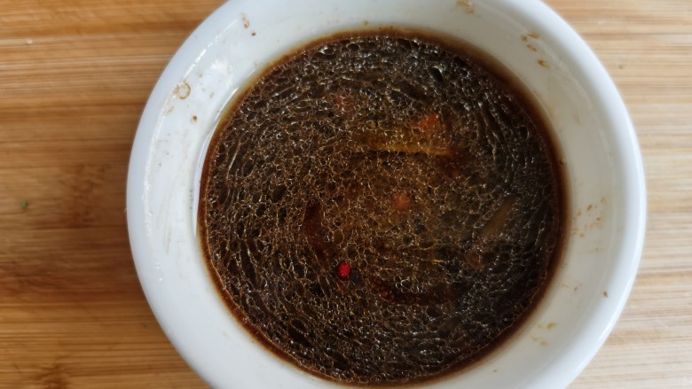 排骨焖面,排骨炖熟后,把锅里的排骨汤盛一半出来备用。