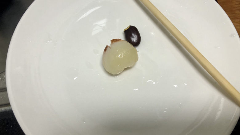 荔枝罐头➕ 玉雪肌肤罩绛纱,荔枝,用筷子一捅,就可以轻松去核,