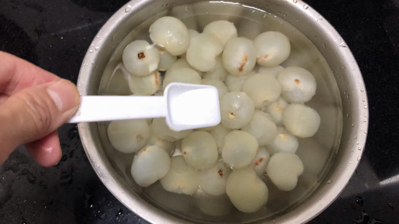 荔枝罐头➕ 玉雪肌肤罩绛纱,加入凉开水,少许食盐