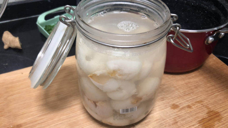 荔枝罐头➕ 玉雪肌肤罩绛纱,最好用密封瓶,提前洗好,可以开水烫过晾干,也可以用烤箱烘烤10分钟杀菌。