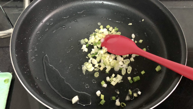 脆皮日本豆腐➕ 莺啭皇州春色阑,热锅冷油,小火,加入葱白姜丝炒香