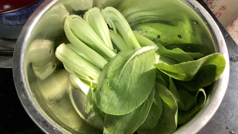 脆皮日本豆腐➕ 莺啭皇州春色阑,青菜纵切一分为二,清洗备用