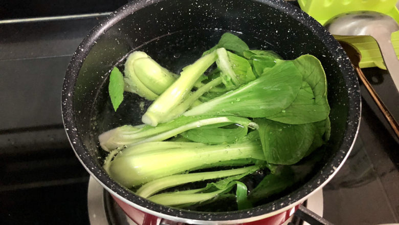 脆皮日本豆腐➕ 莺啭皇州春色阑,加入青菜烫一分钟捞出