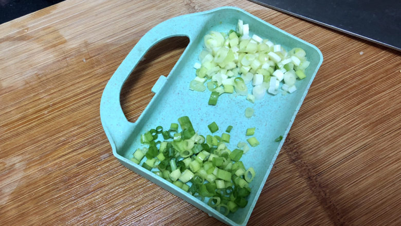 脆皮日本豆腐➕ 莺啭皇州春色阑,改刀:小葱洗净葱白葱绿分别切末,姜切姜丝