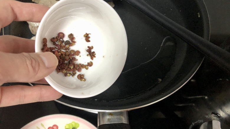 干锅千叶豆腐➕ 黄鸡啄黍秋正肥,加入花椒煸香，捞出