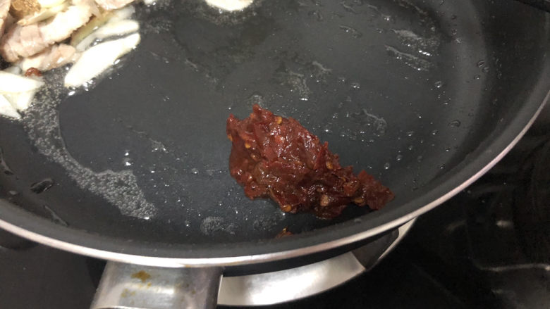 干锅千叶豆腐➕ 黄鸡啄黍秋正肥,小火，加入一汤匙<a style='color:red;display:inline-block;' href='/shicai/ 46964'>郫县豆瓣酱</a>，煸炒出红油，与五花肉炒匀