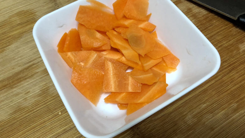 干锅千叶豆腐➕ 黄鸡啄黍秋正肥,胡萝卜切片