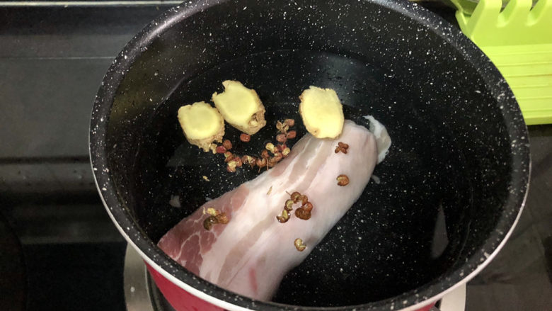干锅千叶豆腐➕ 黄鸡啄黍秋正肥,坐锅烧水，加入五花肉，姜片，花椒数颗，