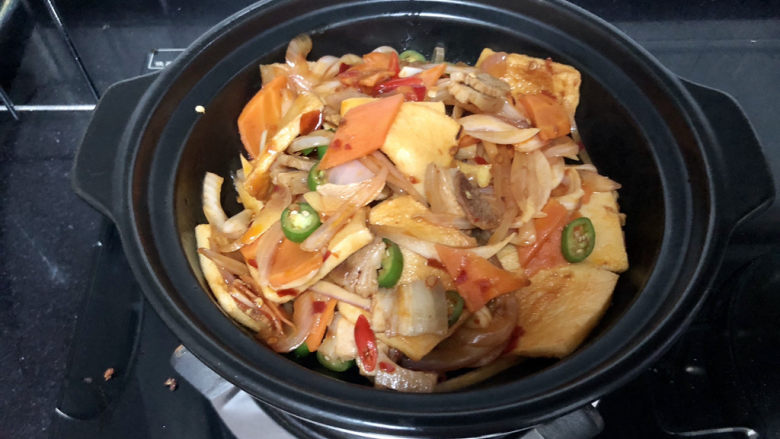 干锅千叶豆腐➕ 黄鸡啄黍秋正肥,最后加入刷过油的干锅中，加热一分钟，上桌开吃