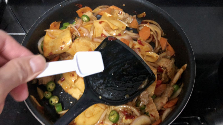 干锅千叶豆腐➕ 黄鸡啄黍秋正肥,尝下咸淡，根据个人口味添加少许盐翻炒定味