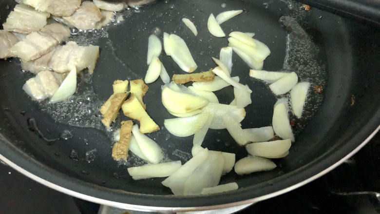 干锅千叶豆腐➕ 黄鸡啄黍秋正肥,加入姜片蒜片煸香