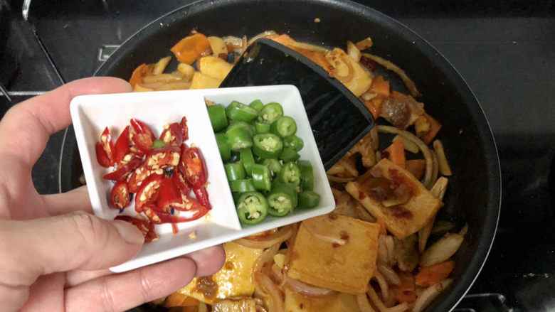 干锅千叶豆腐➕ 黄鸡啄黍秋正肥,加入线椒小米辣，翻炒断生