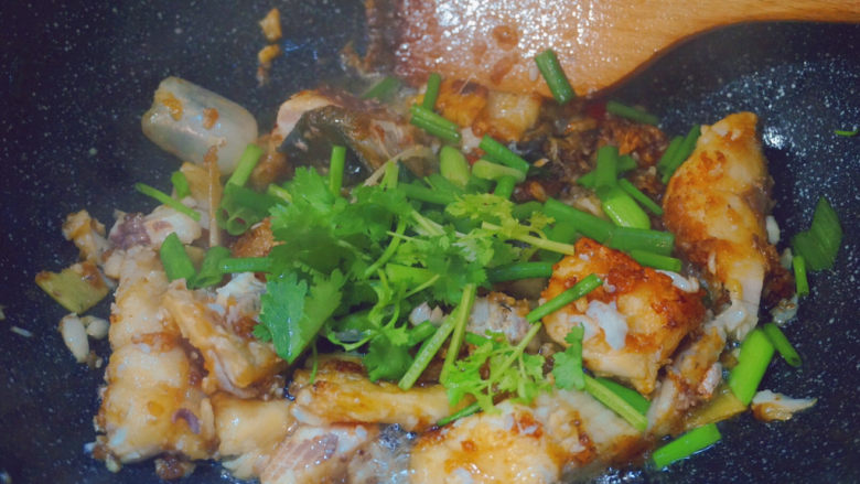 红烧草鱼,最后倒入香菜和葱花翻炒均匀