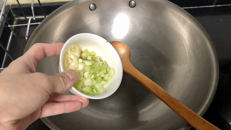 白菜炖豆腐➕番茄虾米白菜炖豆腐,热锅冷油,小火,加入葱白姜丝蒜蓉煸香