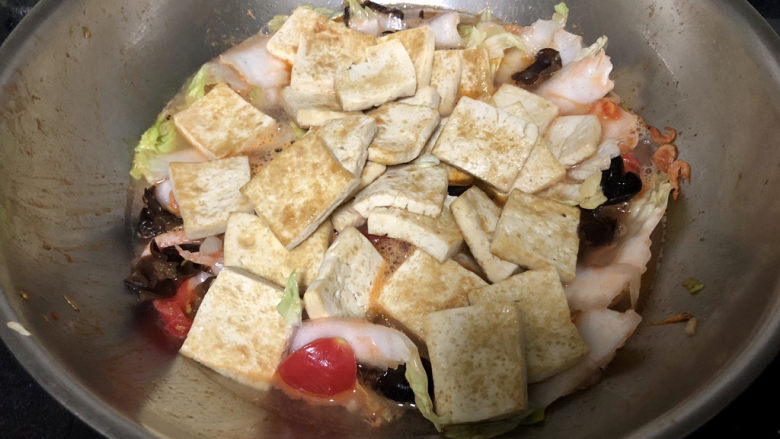 白菜炖豆腐➕番茄虾米白菜炖豆腐,加入适量热水,豆腐平齐,煮开