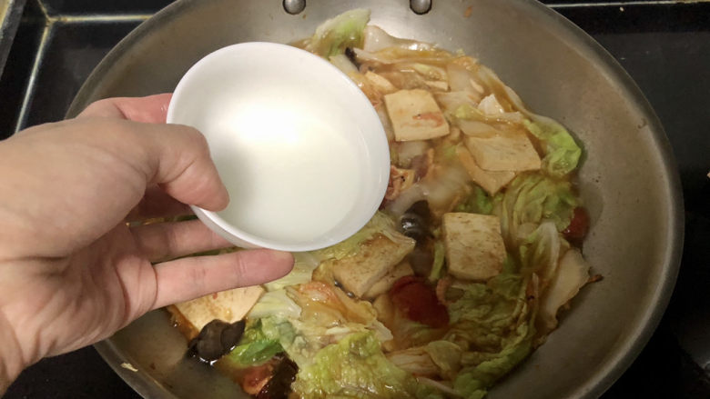 白菜炖豆腐➕番茄虾米白菜炖豆腐,两汤匙水淀粉,转中大火收汁